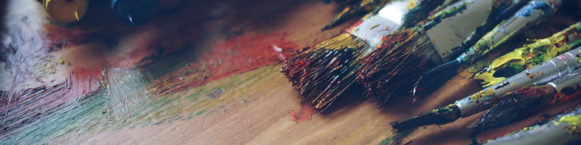 Farben und Pinsel