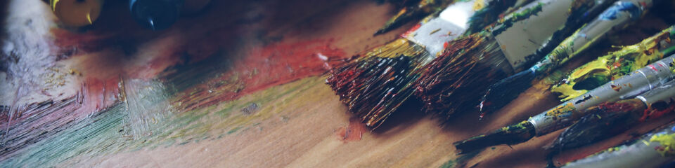 Farben und Pinsel